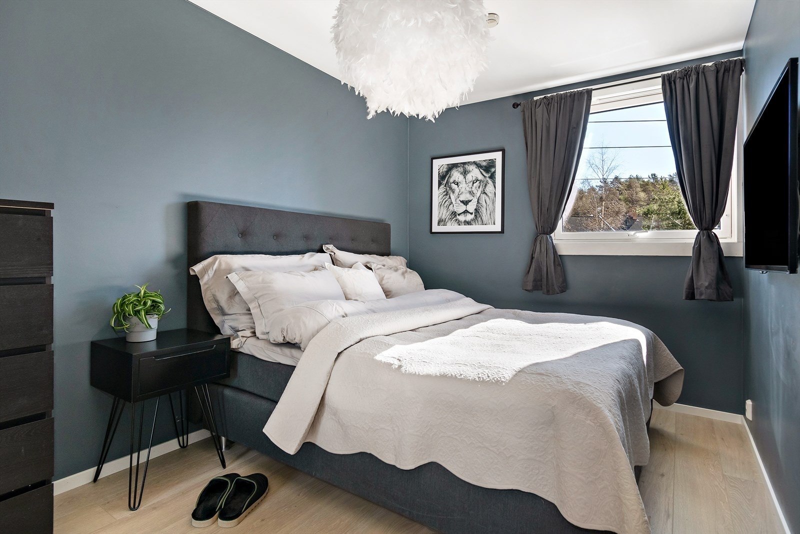 Lunt og behagelig soverom malt i en delikat blåfarge. Galleribilde