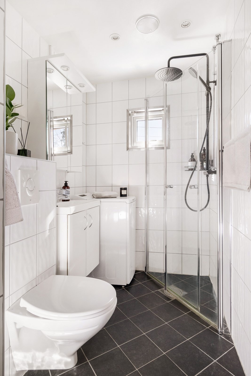 Flislagt bad med elektrisk gulvvarme, downlights og opplegg til vaskemaskin. Badet ble rehabilitert i 2011 av borettslaget. Galleribilde