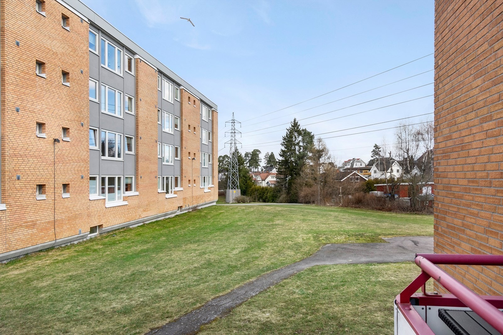 Det er store flotte grøntområder i borettslaget med sittegrupper og lekeplasser Galleribilde
