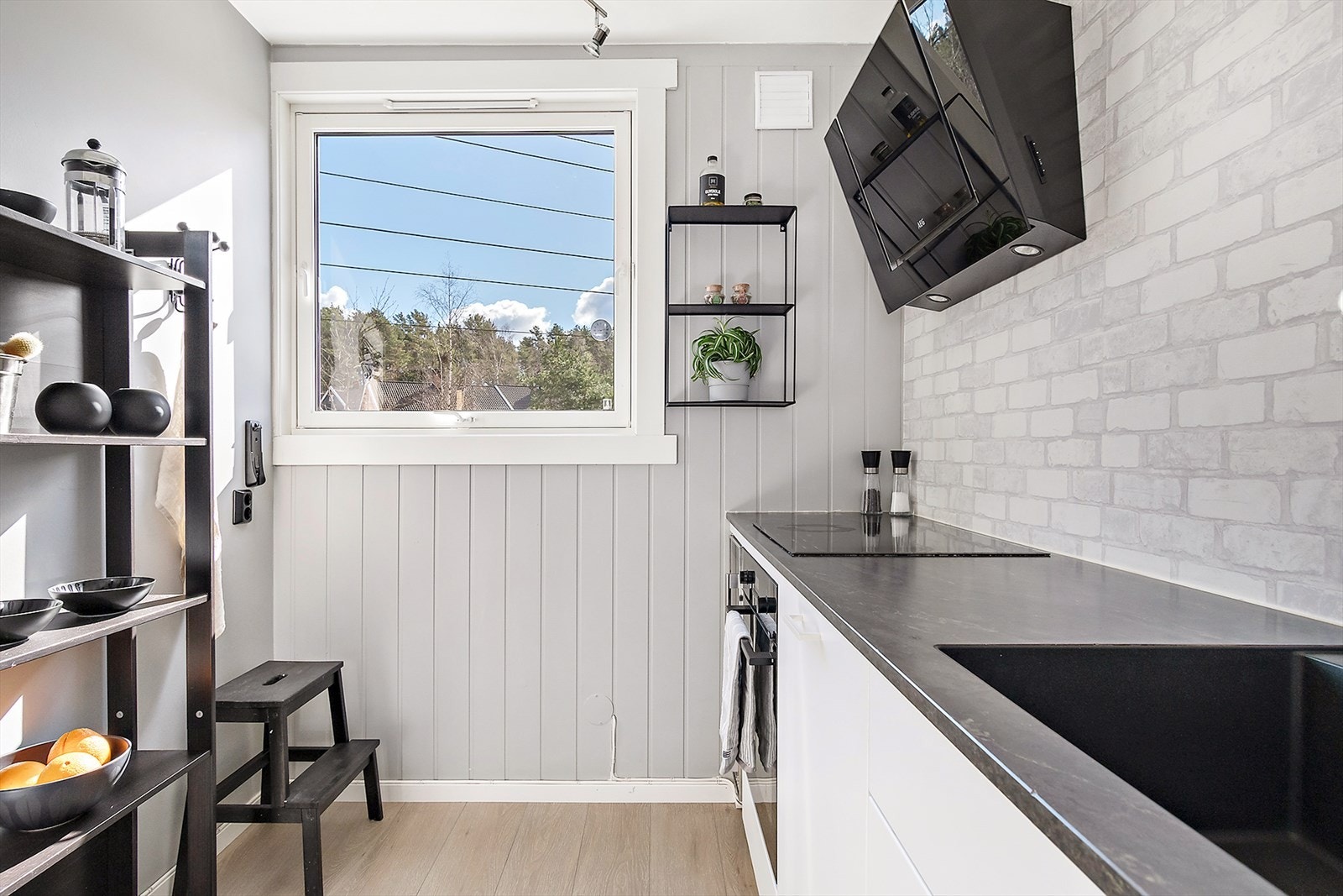 Kjøkkenet består av integrerte hvitevarer og er fra 2017 Galleribilde