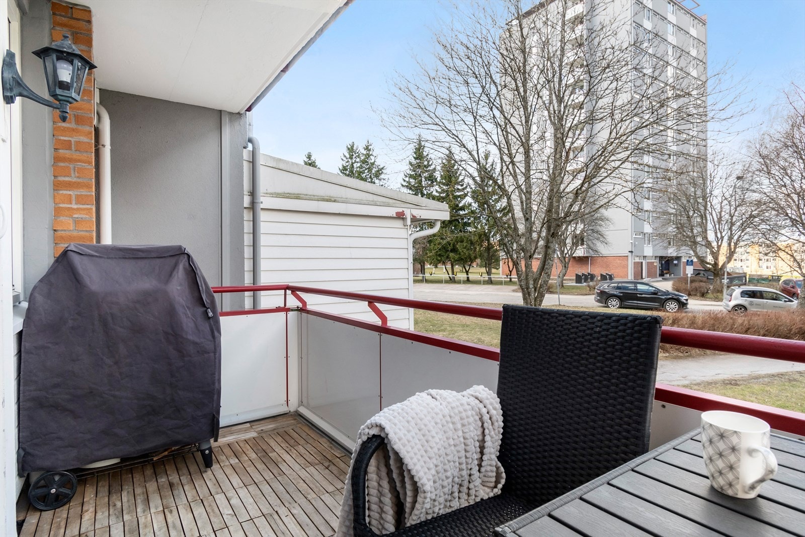 Balkongen har god plass til utemøbler, grill og planter. Galleribilde