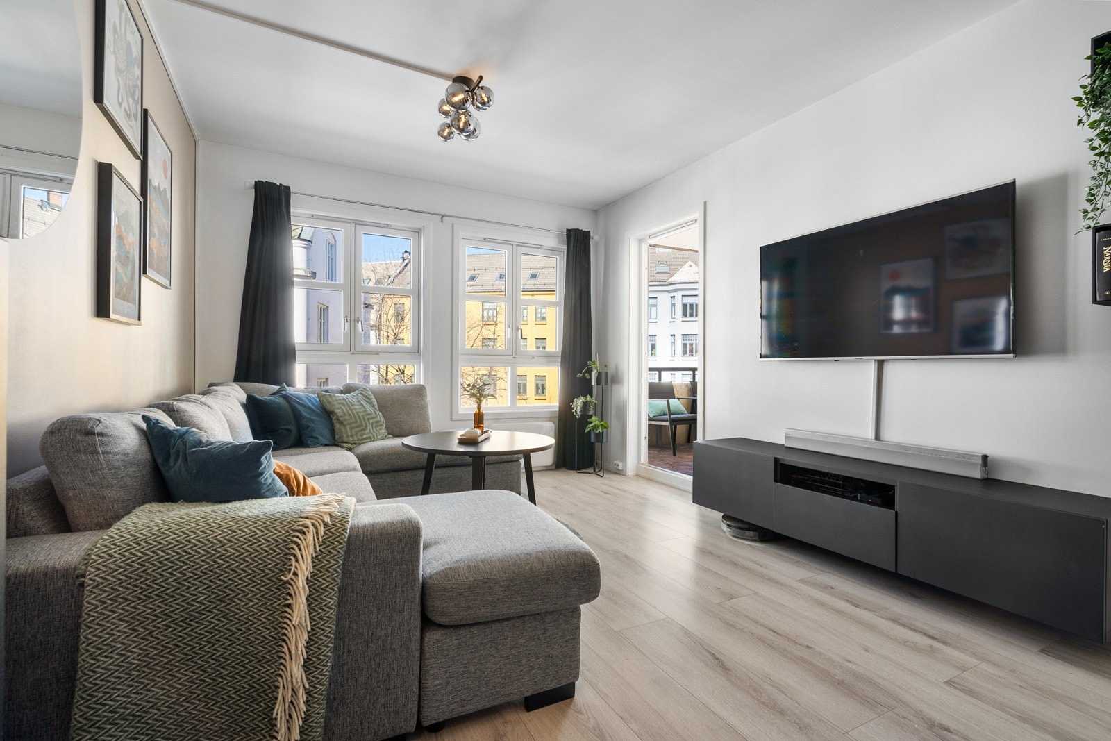 Leiligheten er omfattende renovert i 2019 og har en gjennomgående pen standard. Galleribilde
