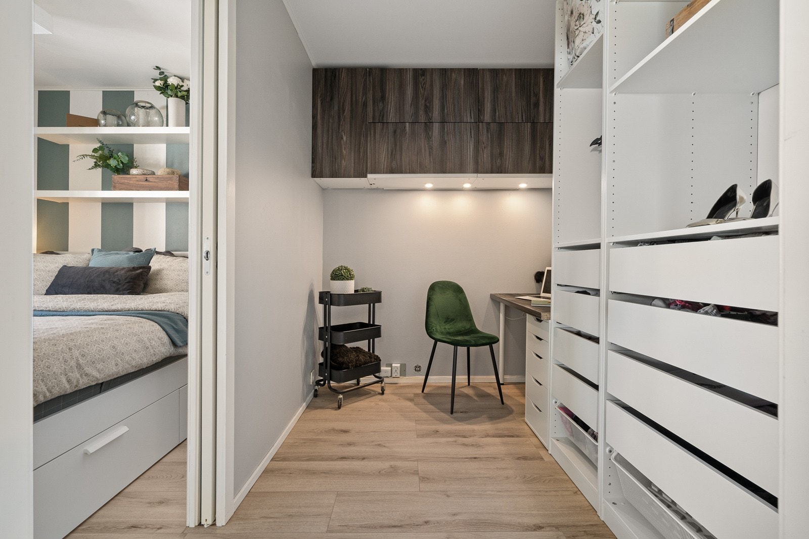 Fra soverommet er det inngang til oppbevaringsrom som kan brukes som kontor eller walk-in-closet. Oppbevaringsrommet er på 5,5 kvm. Galleribilde