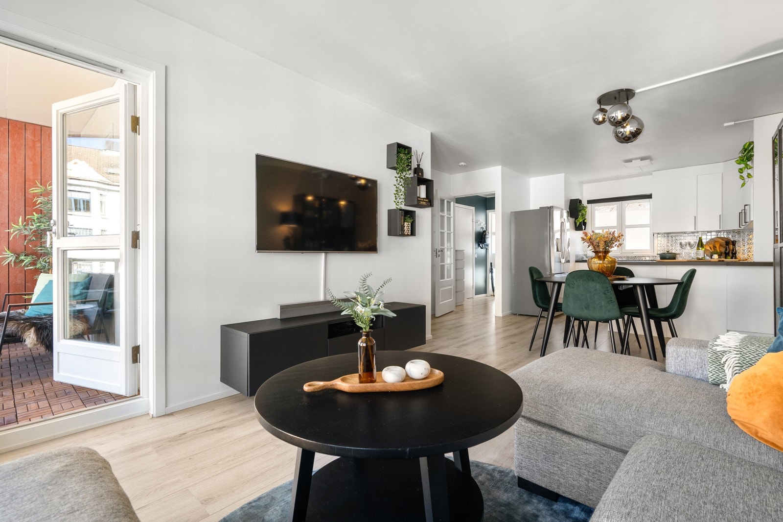 Leiligheten har en lys og luftig stue med store vindusflater. Galleribilde