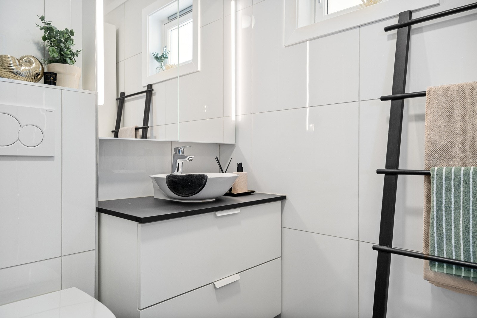 Badet ble totalrenovert i 2019 av firma med nytt vannskap, rør-i-rør og ny sluk. Galleribilde