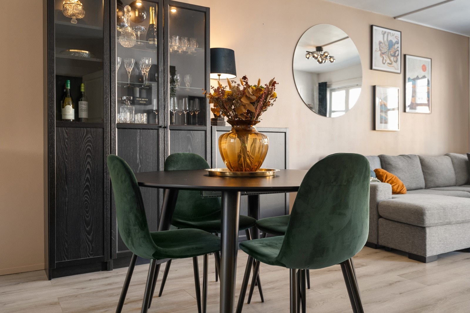 Den åpne løsningen gir rom for å innrede med ønskelig spisegruppe. Galleribilde