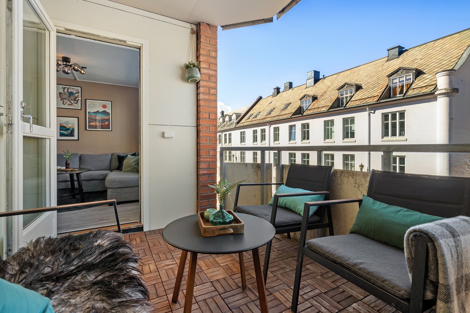 Direkte utgang til en privat balkong med begrenset innsyn. Her kan du nyte solen etter arbeidstid fra ca. kl 15.30-19.30. Galleribilde