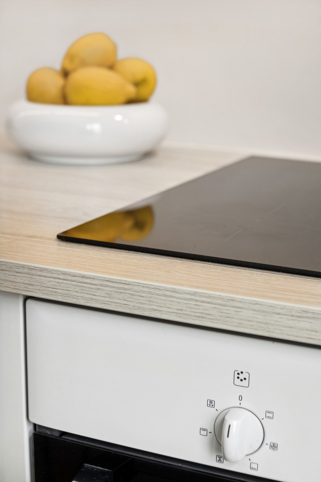 IKEA kjøkkeninnredning med slette lakkerte fronter, laminat benkeplate, enkel oppvaskkum, kjøkkenventilator i stål antatt m/kullfilter, integrert koketopp, stekeovn, oppvaskmaskin og kjøl-/fryseskap. Komfyrvakt montert under overskap/kjøkkenventilator. Galleribilde