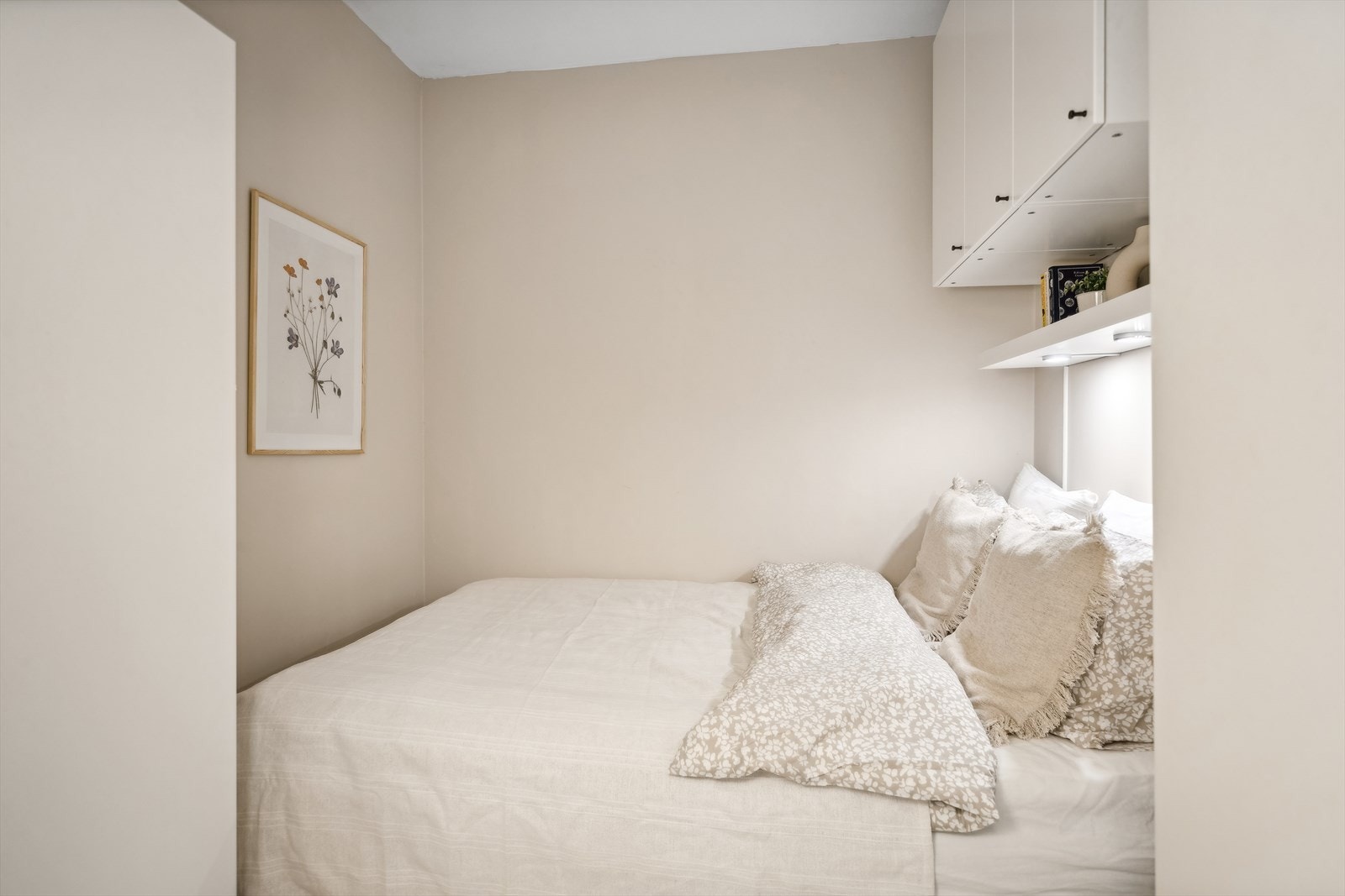 Praktisk sovealkove med plass til dobbeltseng. Galleribilde