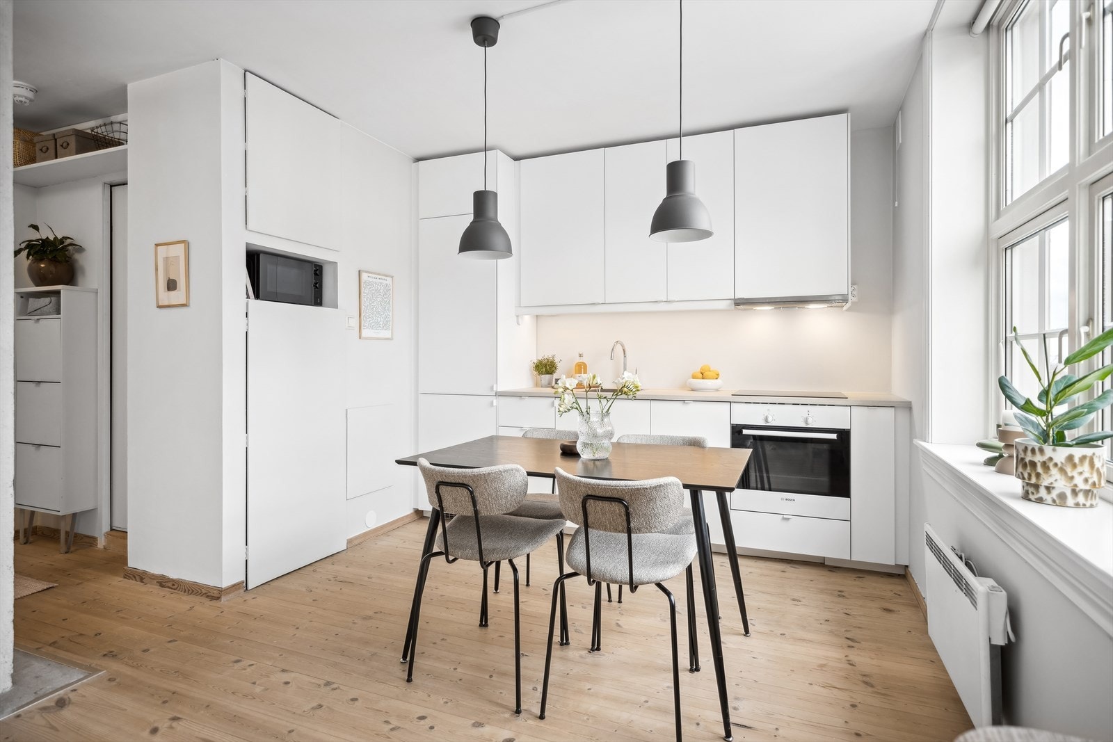 Stilrent og fresht kjøkken vendt mot stue. Galleribilde