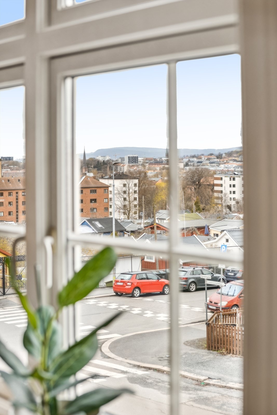 Store klassiske vinduer som gir godt med lysinnslipp og med hyggelig utsyn mot Rodeløkkens kolonihager. Galleribilde