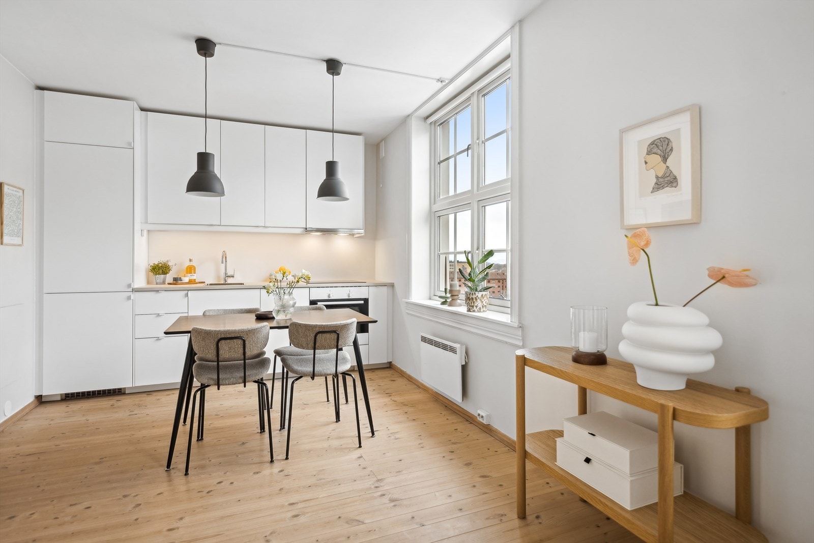 Kjøkken ble pusset opp i 2023 og er godt utnyttet med takhøye skap. Galleribilde