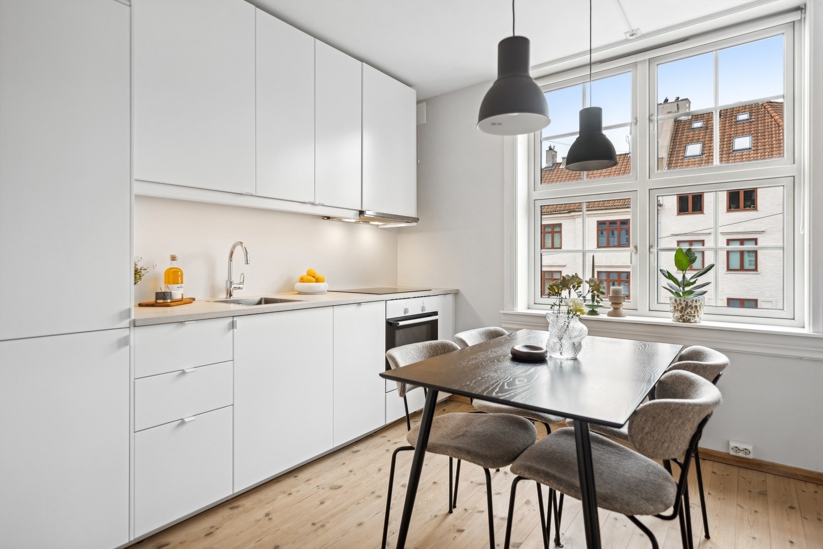 Alle overflater i stue/kjøkken er malt i April 2024, både tak og vegger. Galleribilde