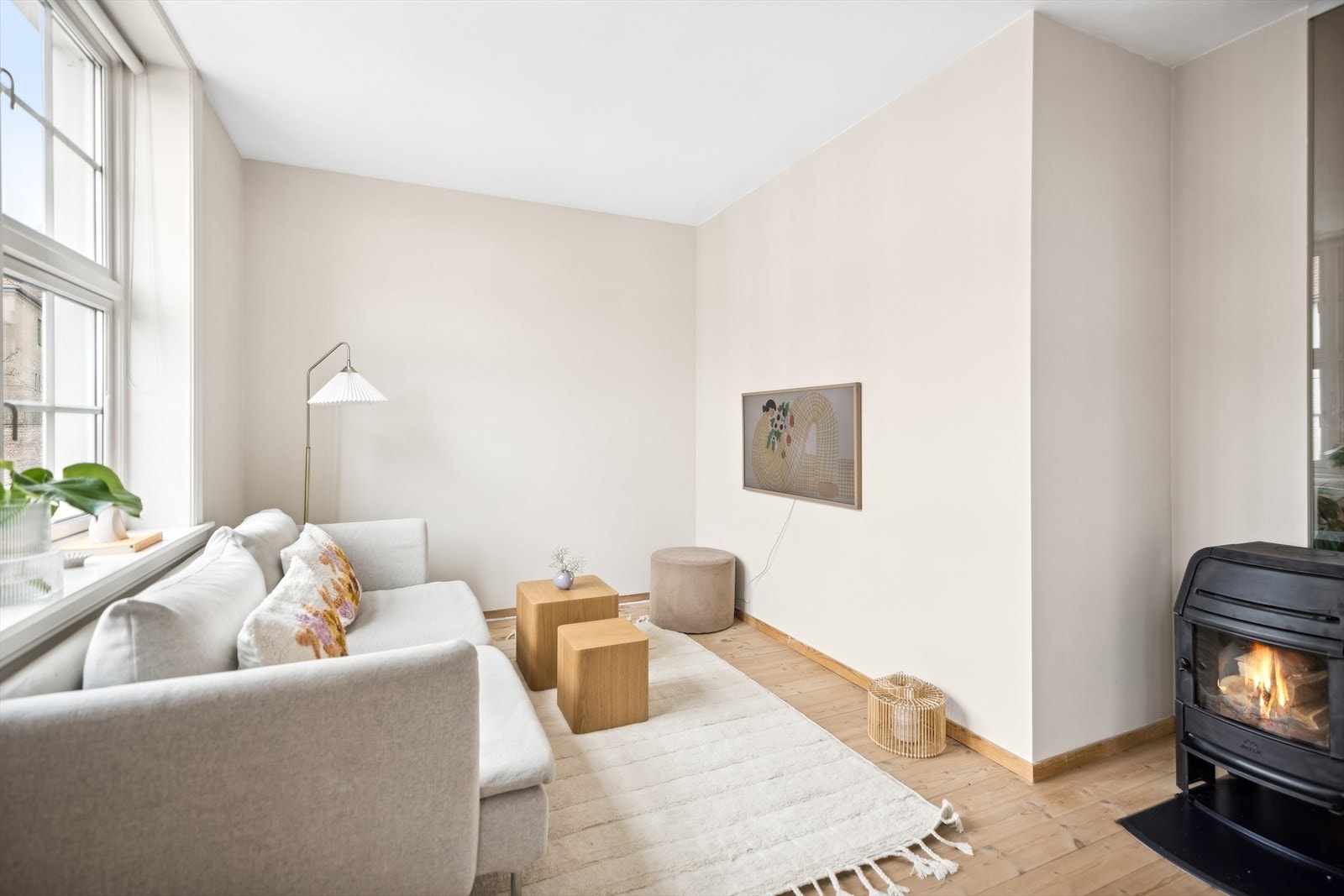 Stuen har gode innredningsmuligheter og her kan man style slik man selv ønsker. Galleribilde