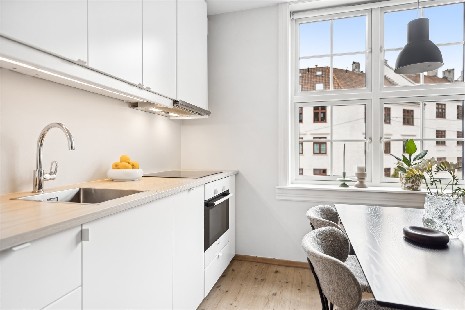 Varmtvannsbereder på ca. 120 liter fra 2007 plassert på kjøkken. Galleribilde