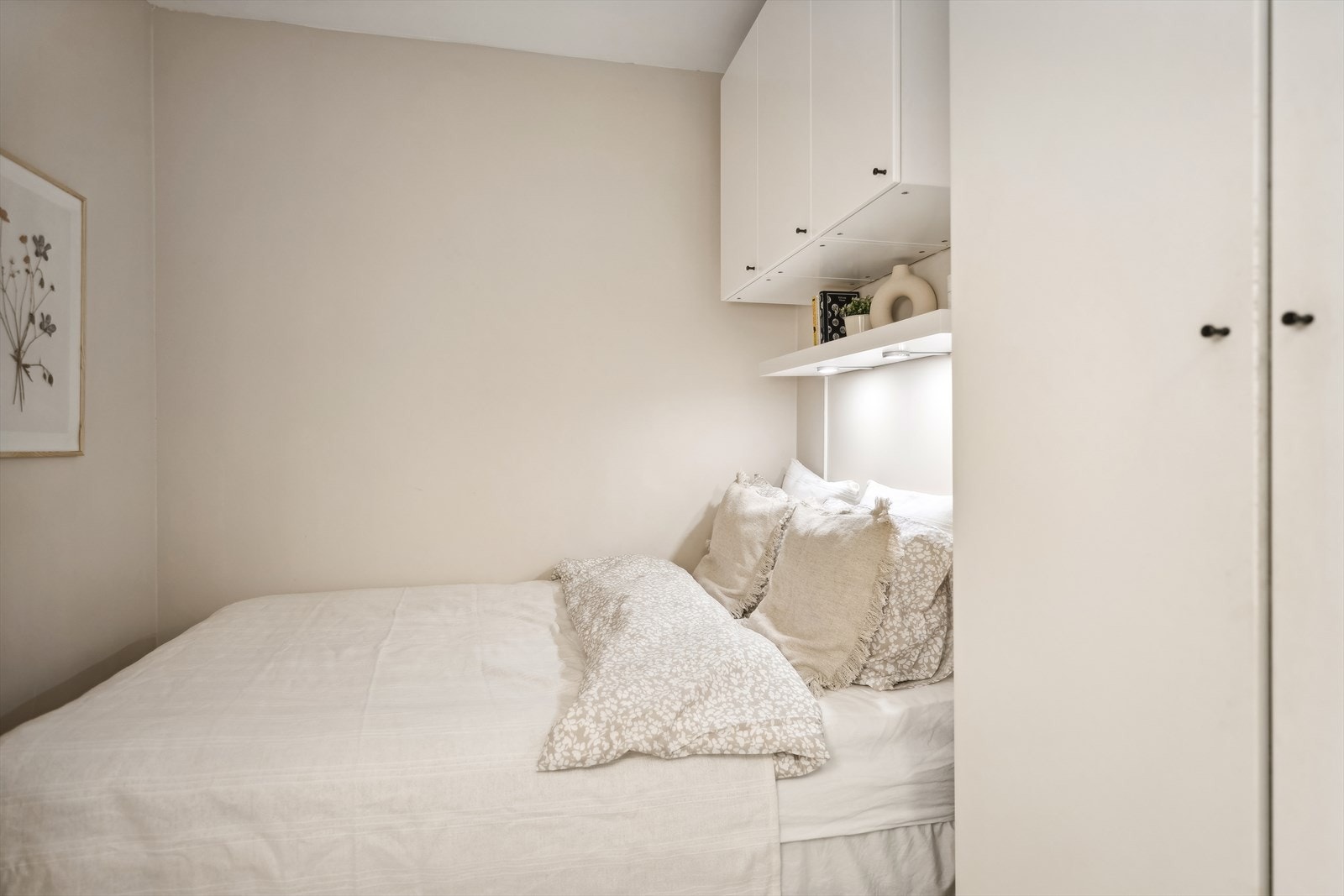 Lettvegg mellom stue og alkove ble satt opp i 2020 og rommet ble malt. Galleribilde