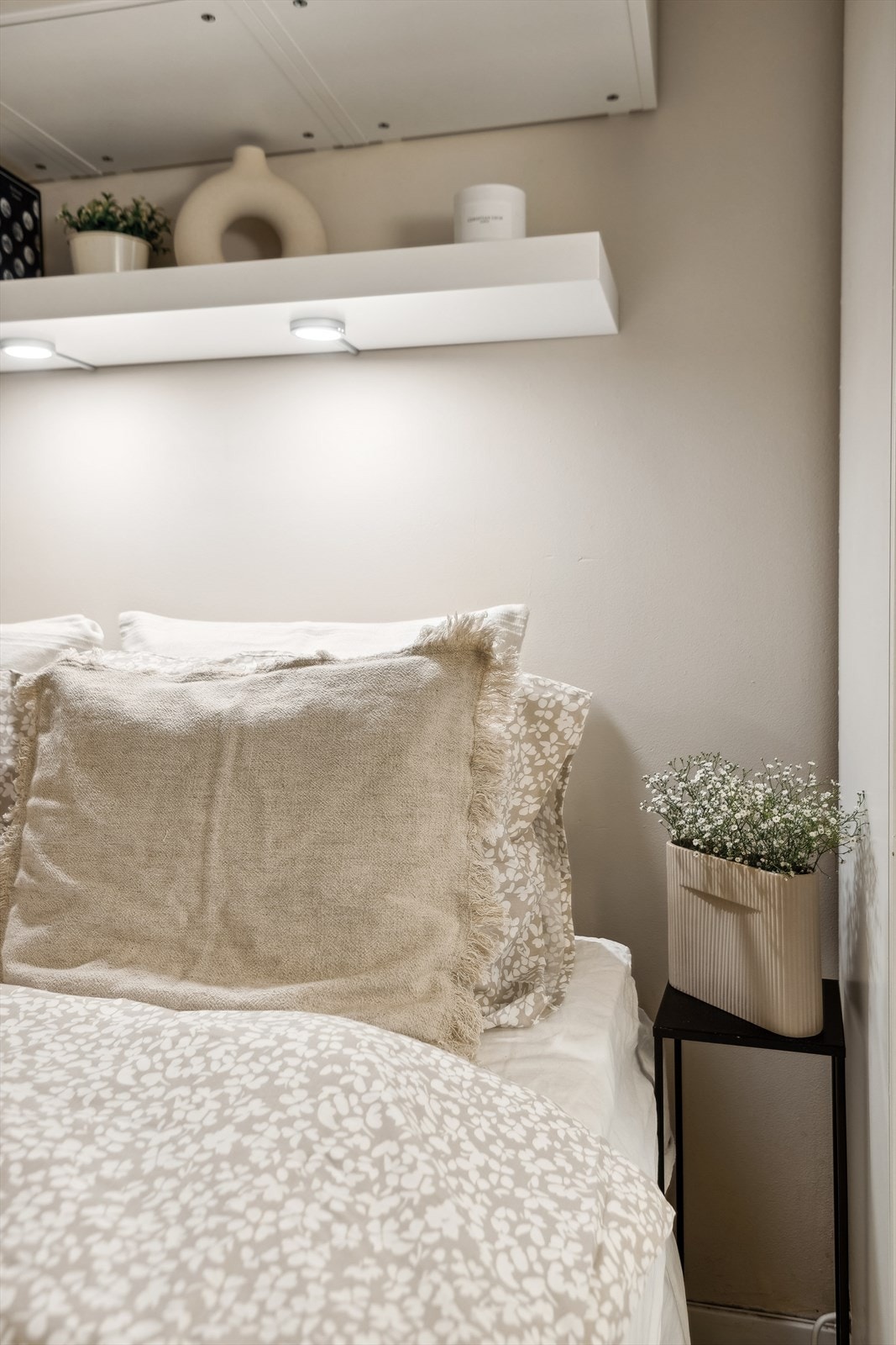 Oppbevaringmuligheter i garderobeskap og vegghengte skap. Galleribilde