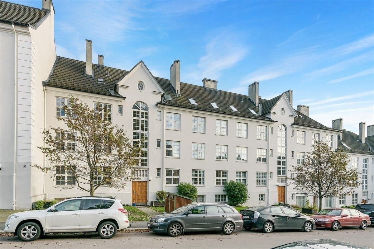 Frodig og tilbaketrukket gate på Rosenhoff Galleribilde