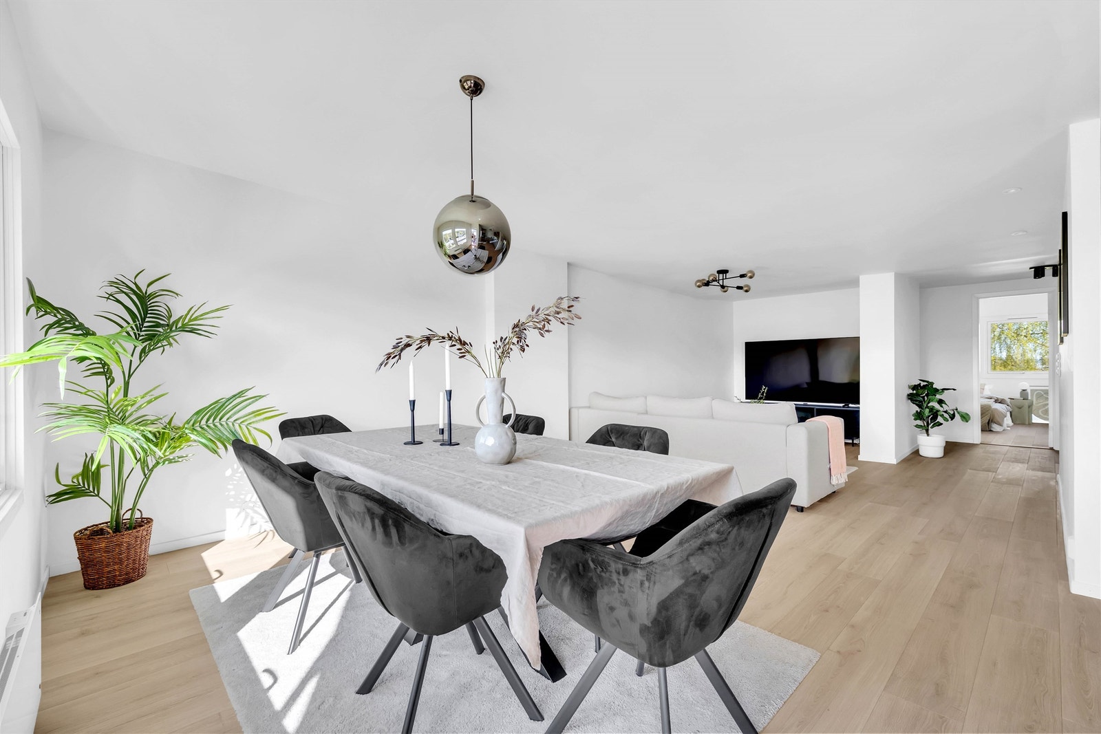 Stuen har en god størrelse med plass til både spisestuedel og tv-seksjon med sofa Galleribilde