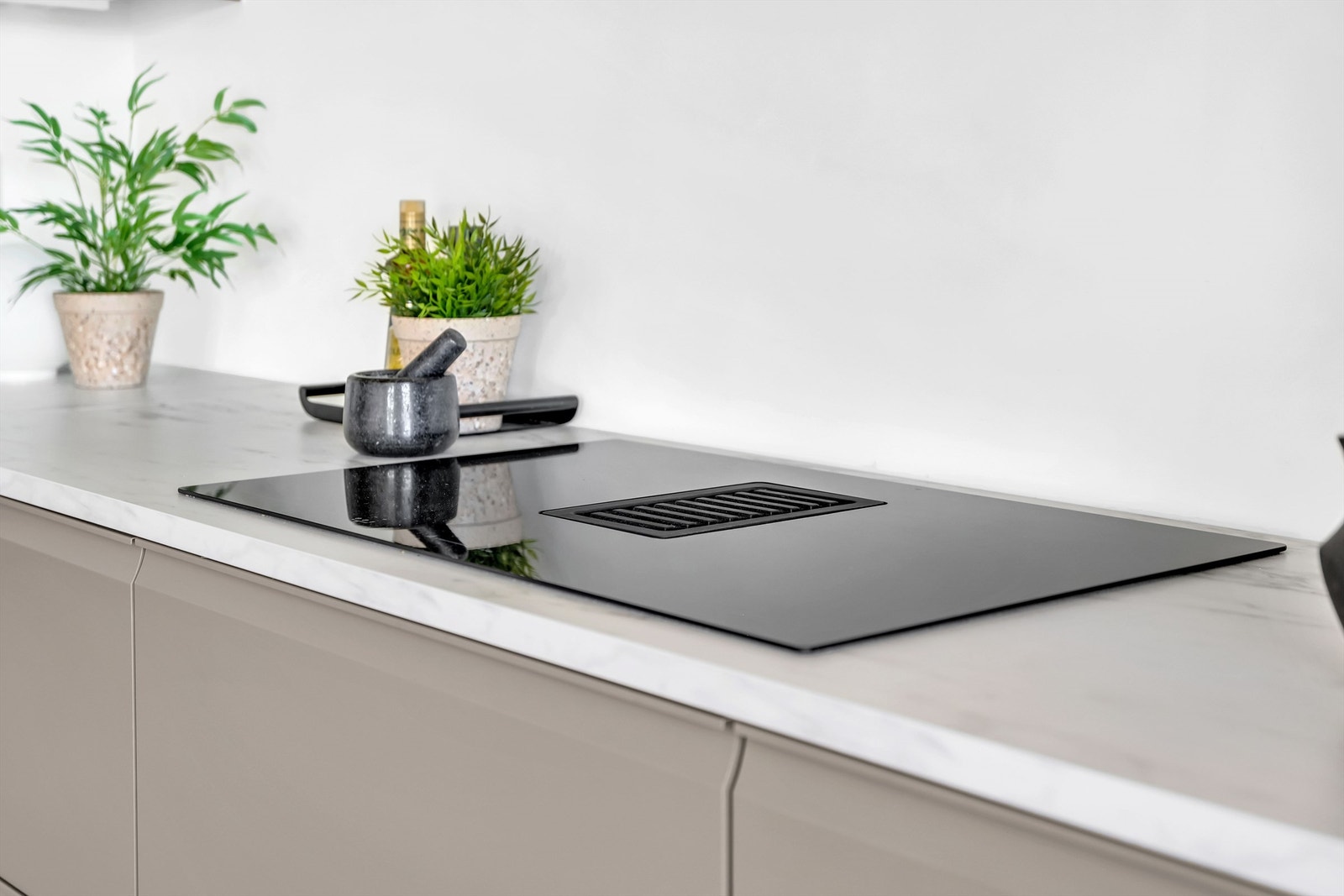 Moderne platetopp med innebygd ventilator og komfyrvakt Galleribilde