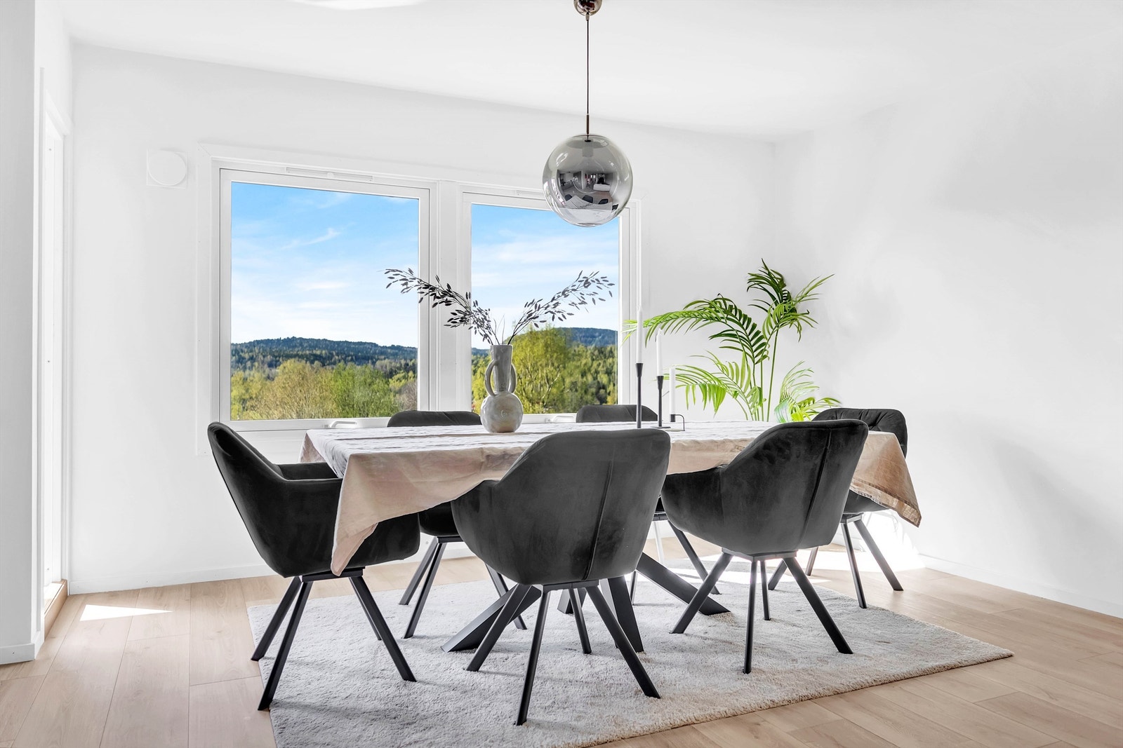 Alle vinduer inkludert balkongdør ble skiftet ut i 2016 i regi av borettslaget Galleribilde