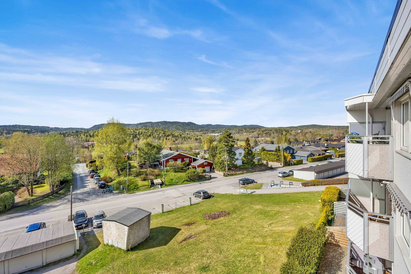 Borettslaget disponerer flere parkeringsplasser som kan leies ut etter venteliste. Det er felles lademulighet for beboere i Grevlingåsen. Ellers gateparkering Galleribilde