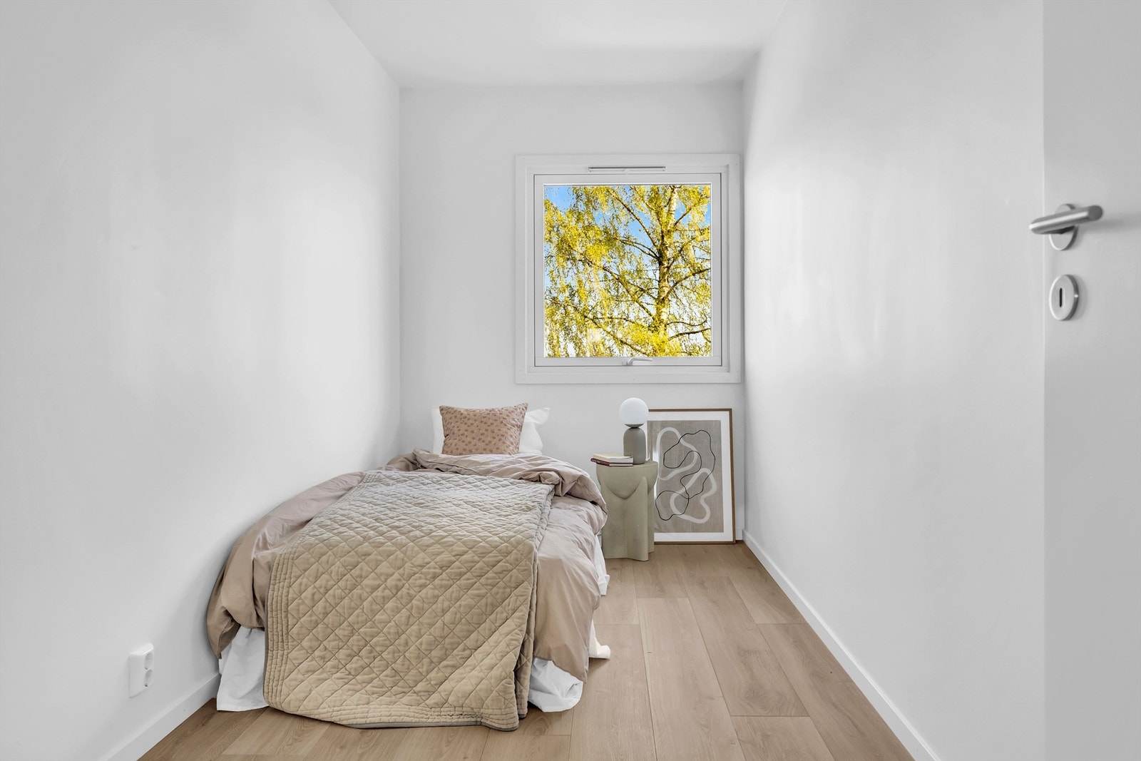 Soverom 3 med plass til både seng og garderobeskap. Rommet fungerer også utmerket som kontor eller annet Galleribilde