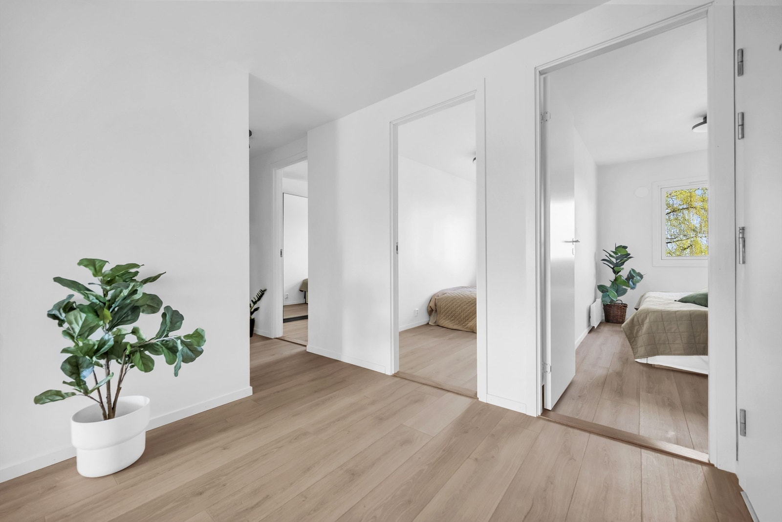 Leiligheten har en gjennomtenkt planløsning med alle 3 soverom plassert i den ene ende av leiligheten. Gjennomgående 1-stavs gulv i alle rom Galleribilde