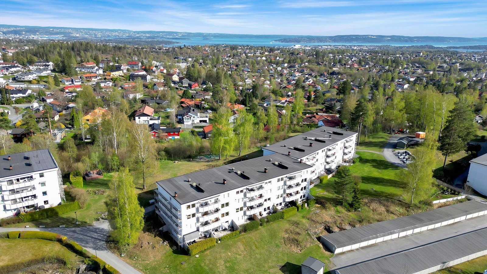 Leiligheten ligger høyt og fantastisk til på Hosle. Rolig og etablert boligområde med kort gåavstand til det aller meste av ønskelige fasiliteter Galleribilde