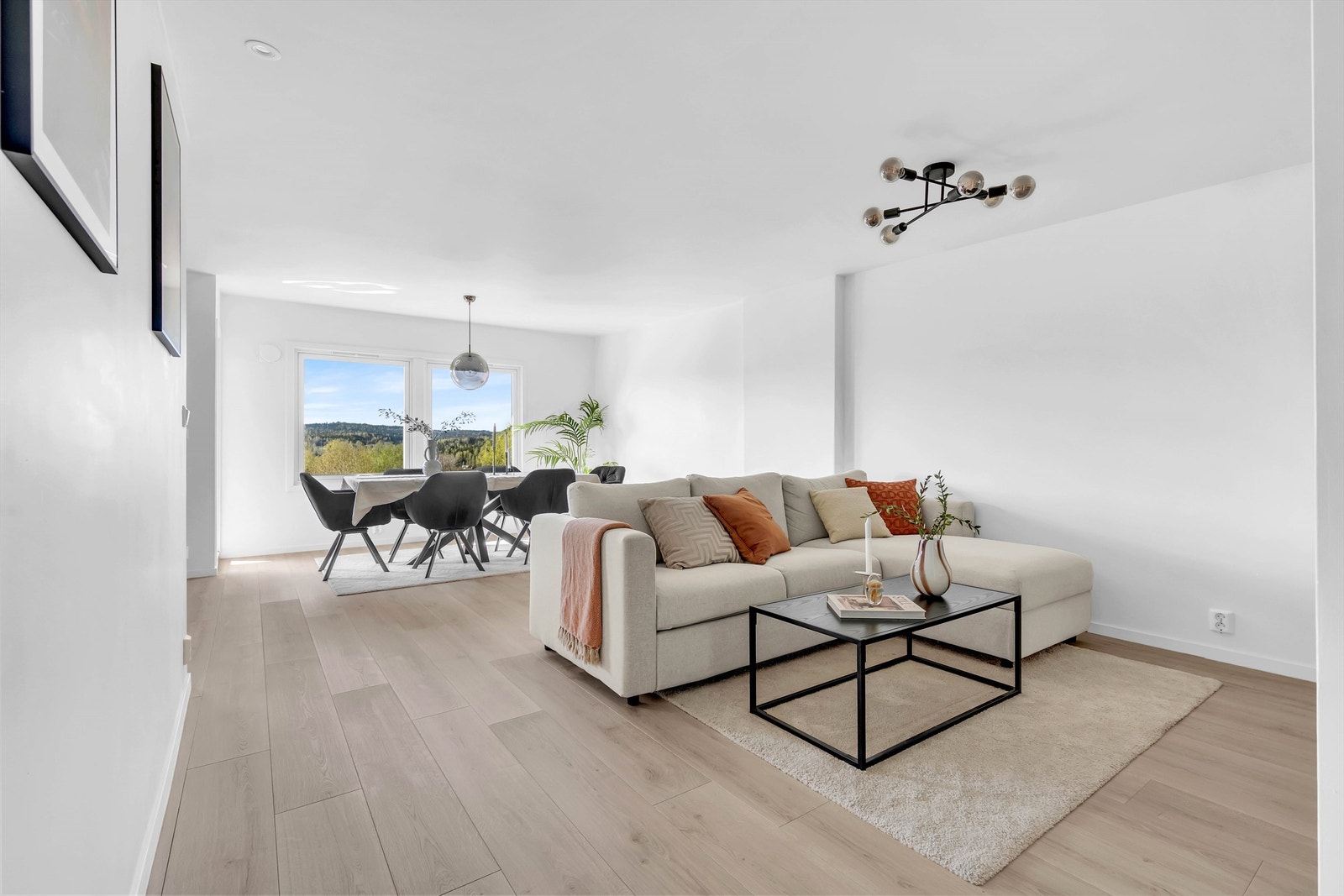 Lekker 1-stavs gulv som er gjennomgående i hele leiligheten. Downlights i deler av himlingen Galleribilde