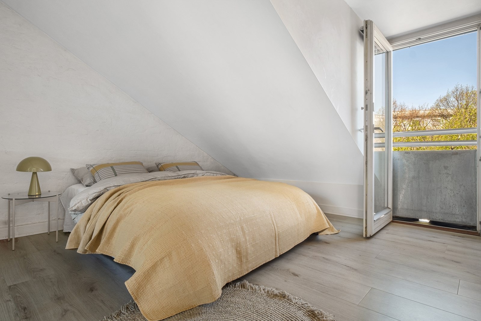 Hovedsoverommet er av god størrelse med plass til dobbeltseng, nattbord og kommode. Galleribilde