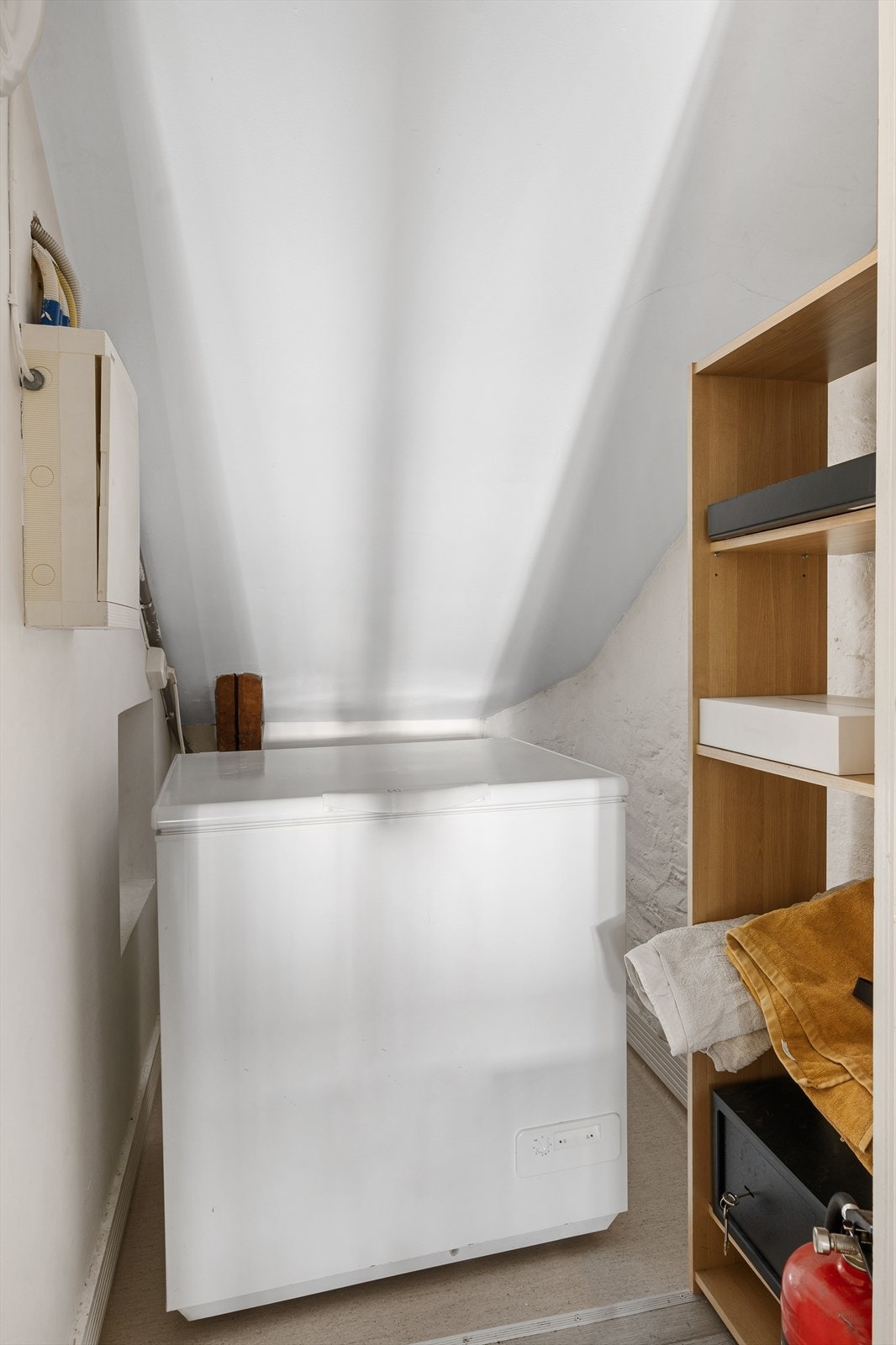 Boden er ikke inkludert i P-rom/BRA-i da den har litt for lav takhøyde. Godt med lagringsplass. Galleribilde