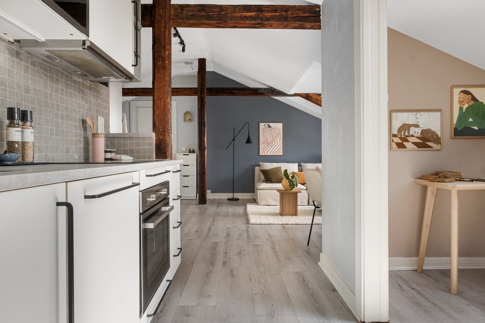 Integrerte hvitevarer består av platetopp, stekeovn, micro, oppvaskmaskin og kombinert kjøl/fryseskap. Ventilator over kokesone. Galleribilde