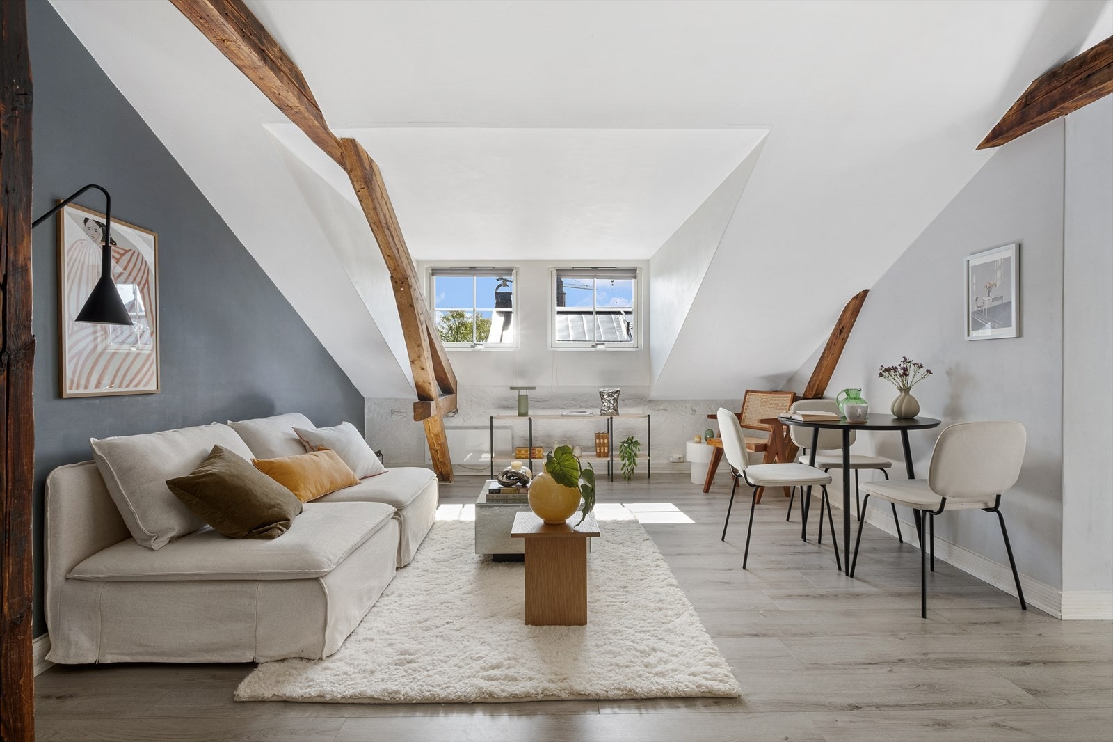 Her finner man en lys, sjarmerende og hyggelig 3-roms loftsleilighet fra 2003 med et gulvareal på hele 71 kvm. Galleribilde