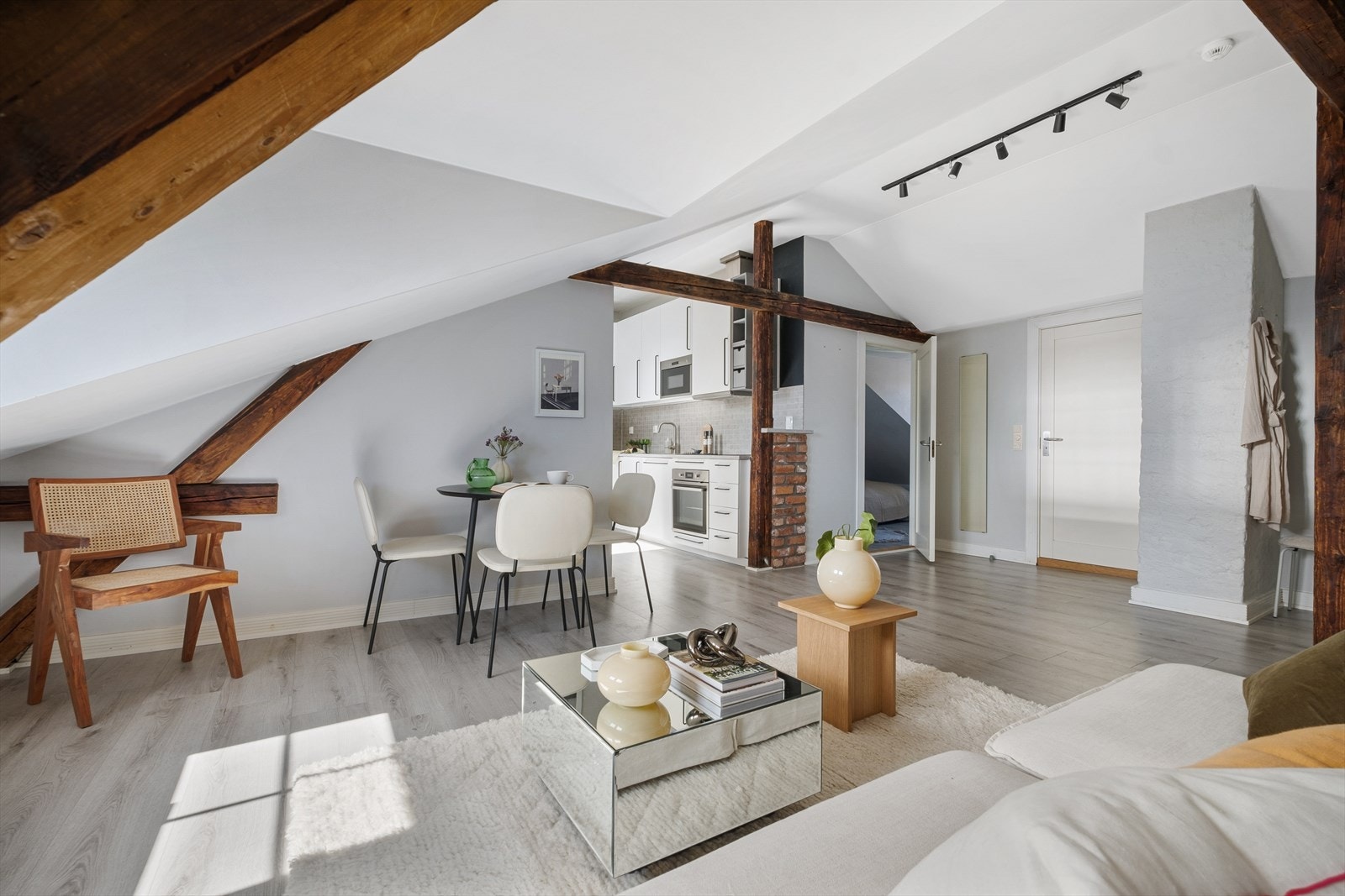 Rommene har fine, lyse flater som kombinert med godt lysinnslipp, gir en svært god romfølelse. Galleribilde