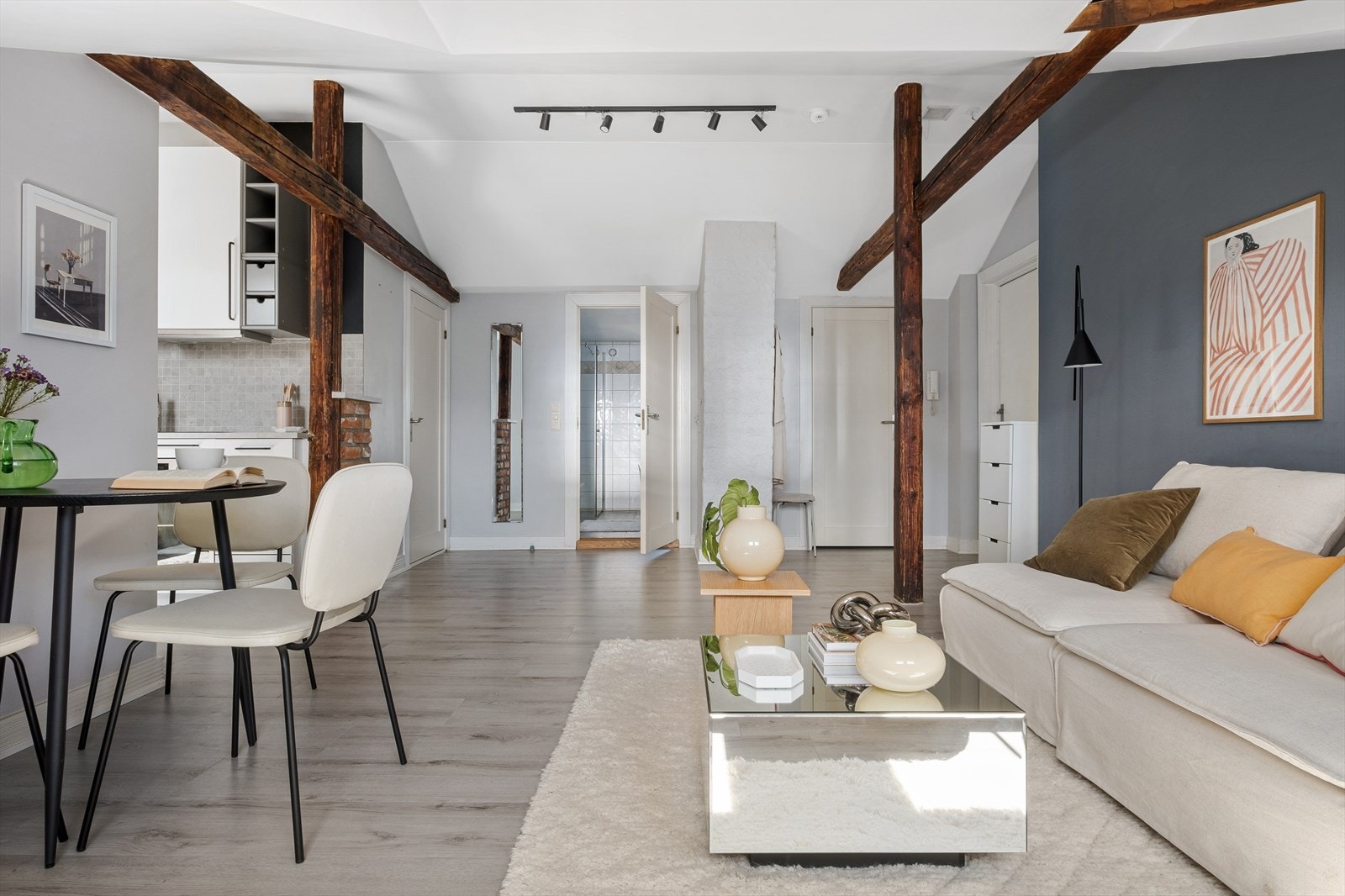 Himlingshøyden i stuen er variert, men er på det høyeste målt til 2,80m! Galleribilde