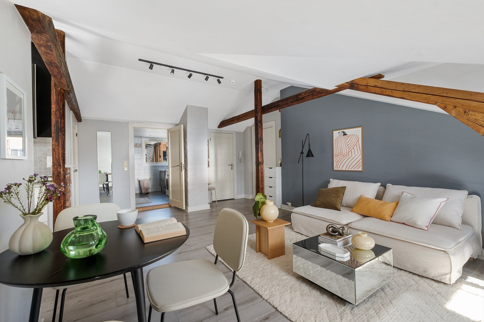 I stuen er det god plass til sofagruppe med tilhørende stuemøblement. Galleribilde