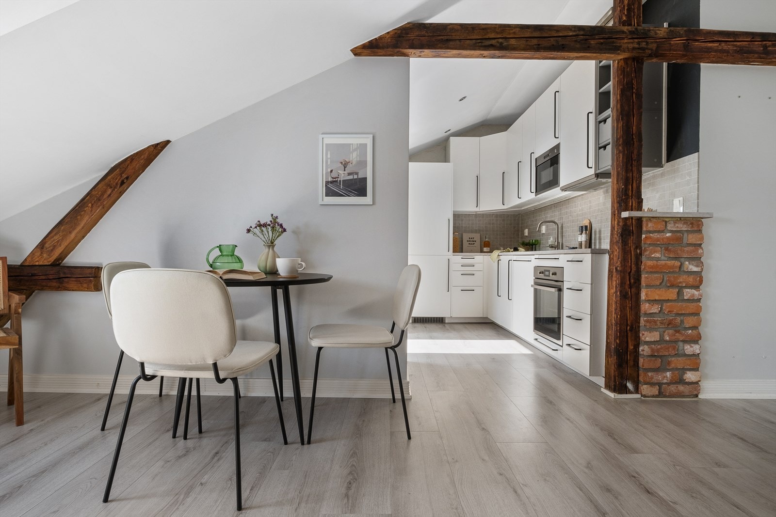 En åpen kjøkken- og stueløsningen med forskjellige møbleringsmuligheter. Galleribilde