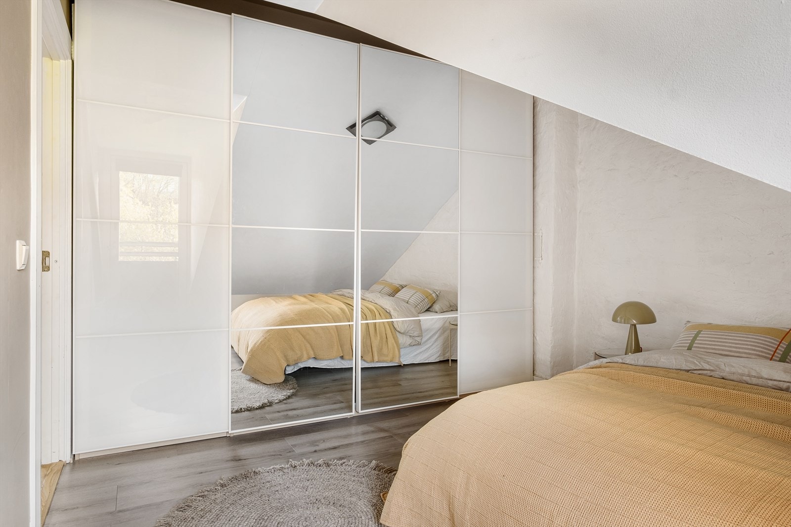 Rommet har en stor garderobeløsning, med masse oppbevaringsmuligheter. Galleribilde