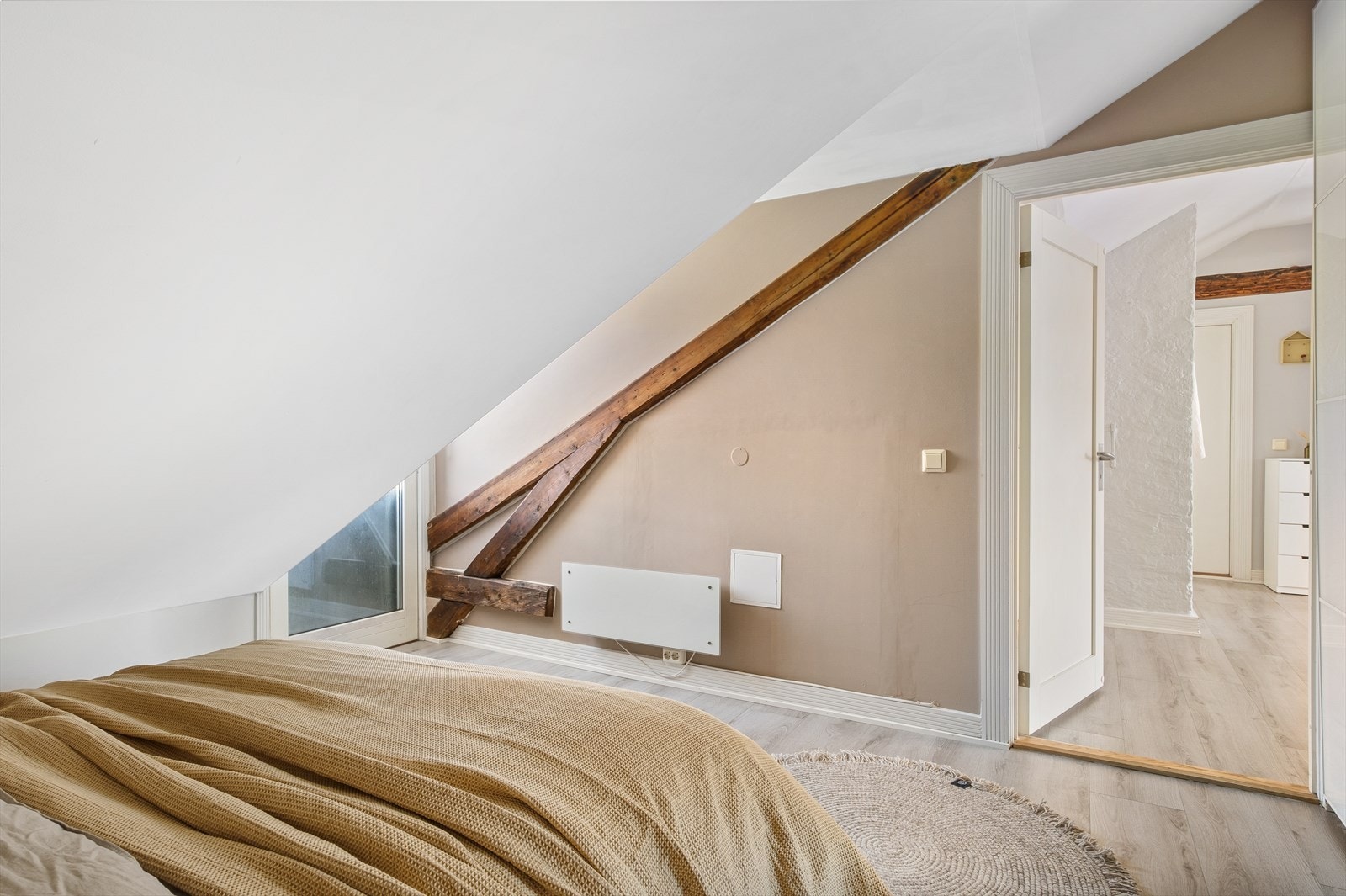 Harmoniske, lyse farger preger rommet. Galleribilde