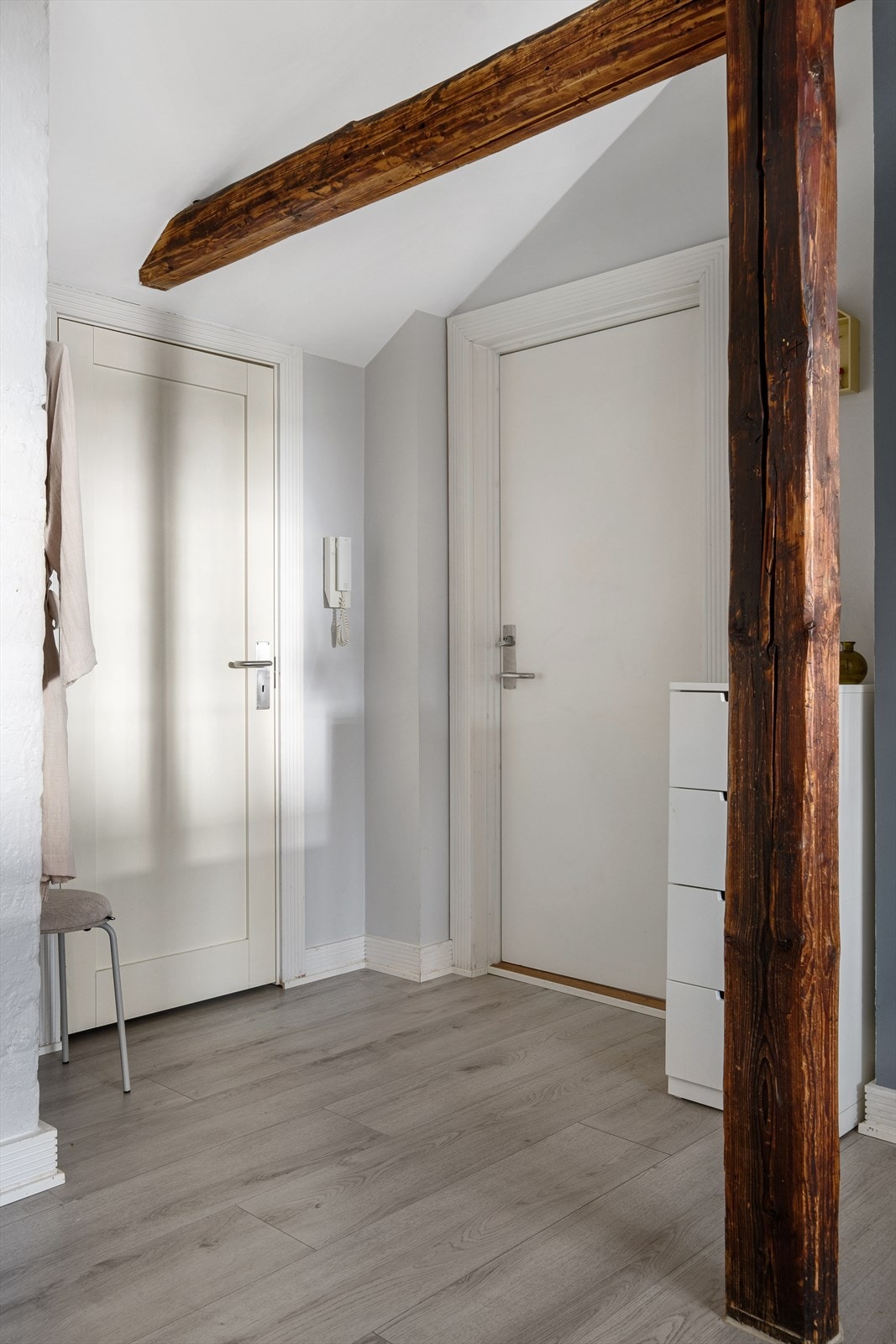 Inngangspartiet er i åpen løsning og har plass til sko og yttertøy. Galleribilde