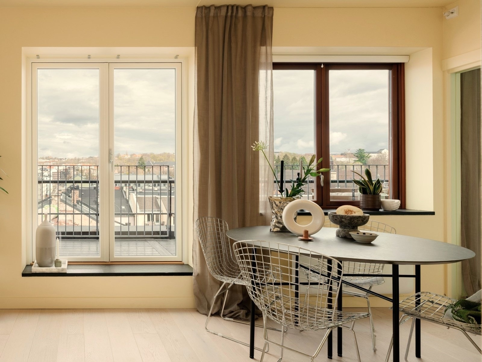 Leiligheten har en arealeffektiv fordeling av antall kvadratmeter, med åpen og sosial stue- og kjøkkenløsning, romslig bad og to gode soverom. Galleribilde