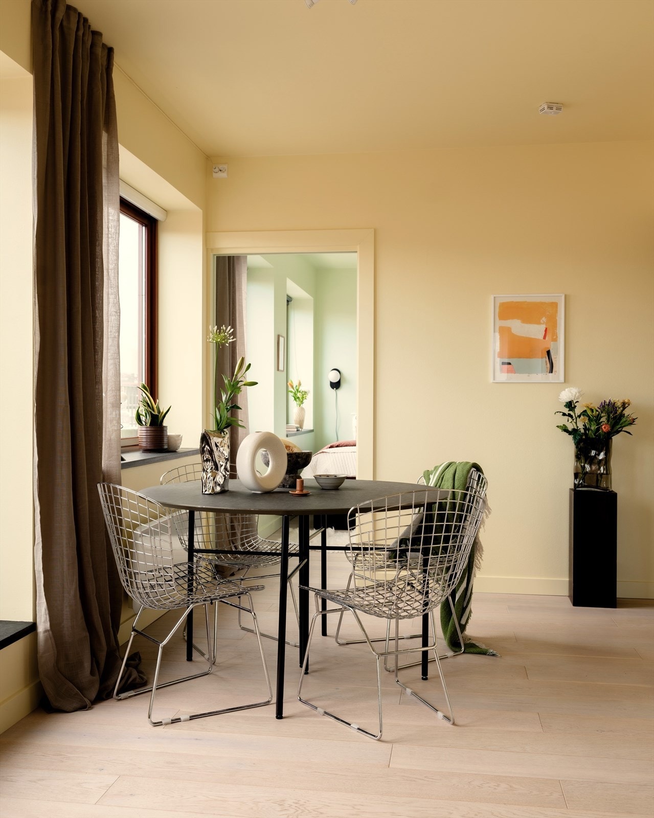 Alle overflater er malt i 2024, og består av en gjennomtenkt og harmonisk fargepalett. Det er lyst, enstavs gulv i alle rom, som ble montert nytt i 2018. Galleribilde