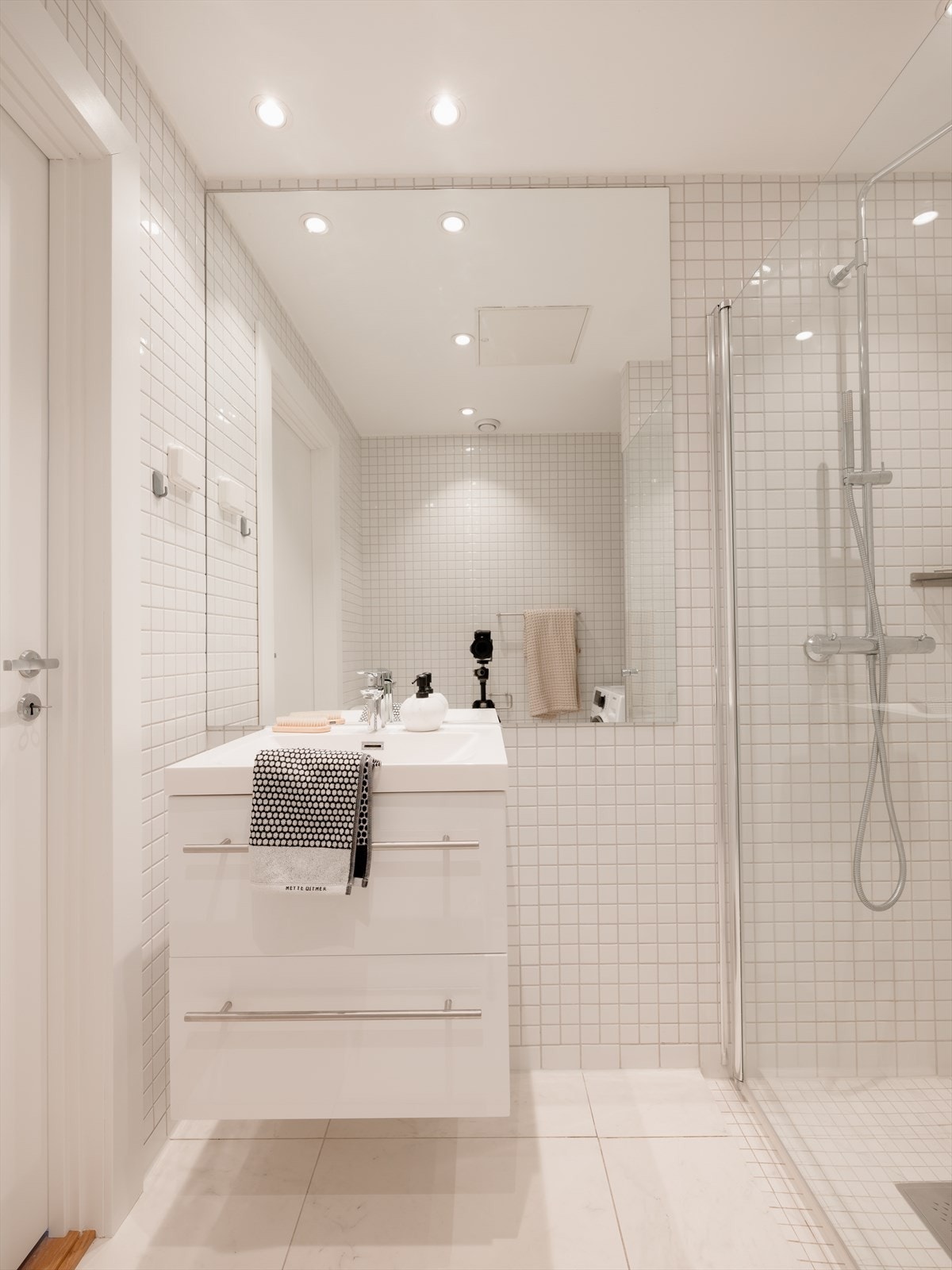 Rommet er innredet med servant på servantskap, veggmontert speil, toalett og dusjnisje. Dusjen er utstyrt med både regnfalls- og hånddusj. Galleribilde