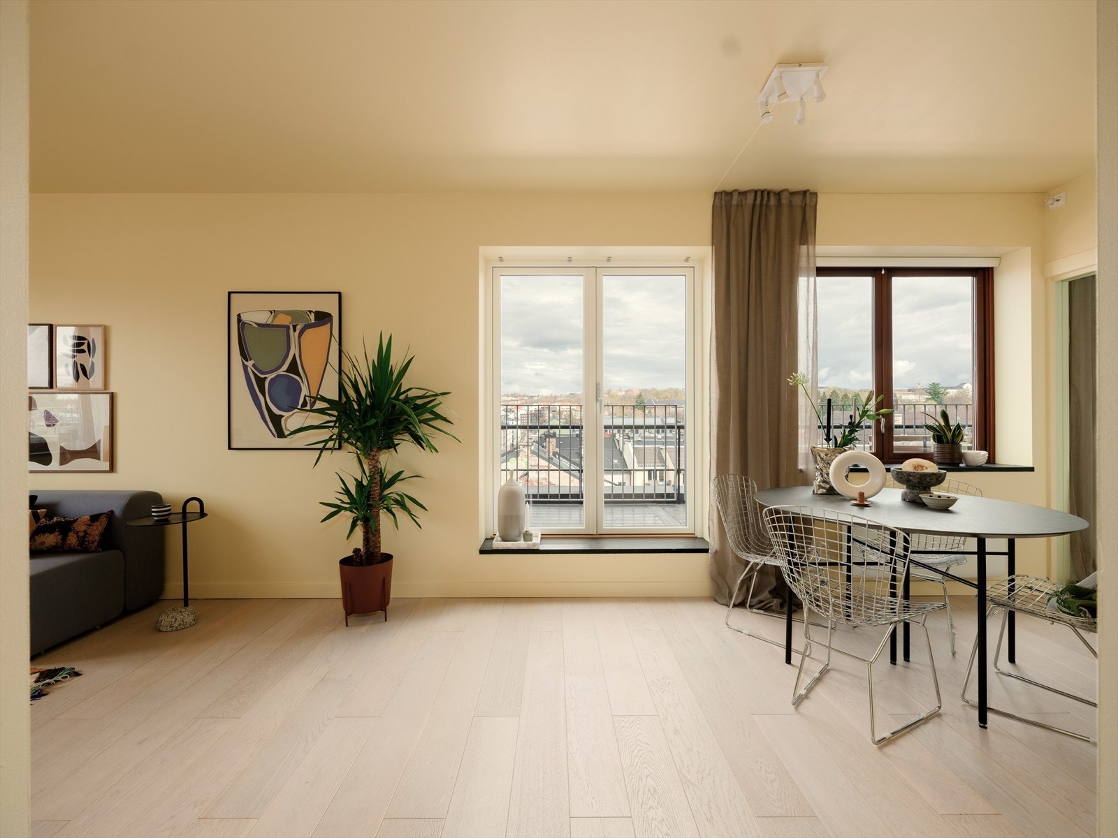 Innvendig møtes du av en luftig atmosfære og moderne preg. Galleribilde