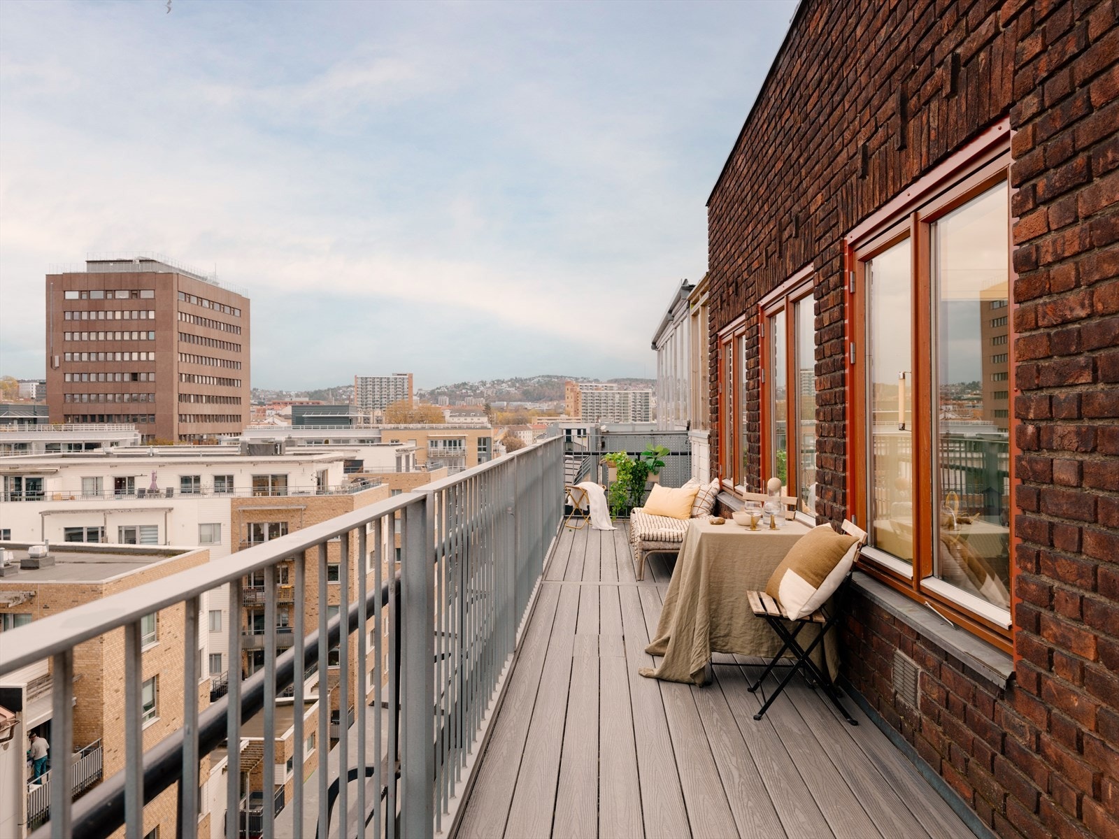 På sommerstid kan du åpne dørene og forlenge stuen. Galleribilde