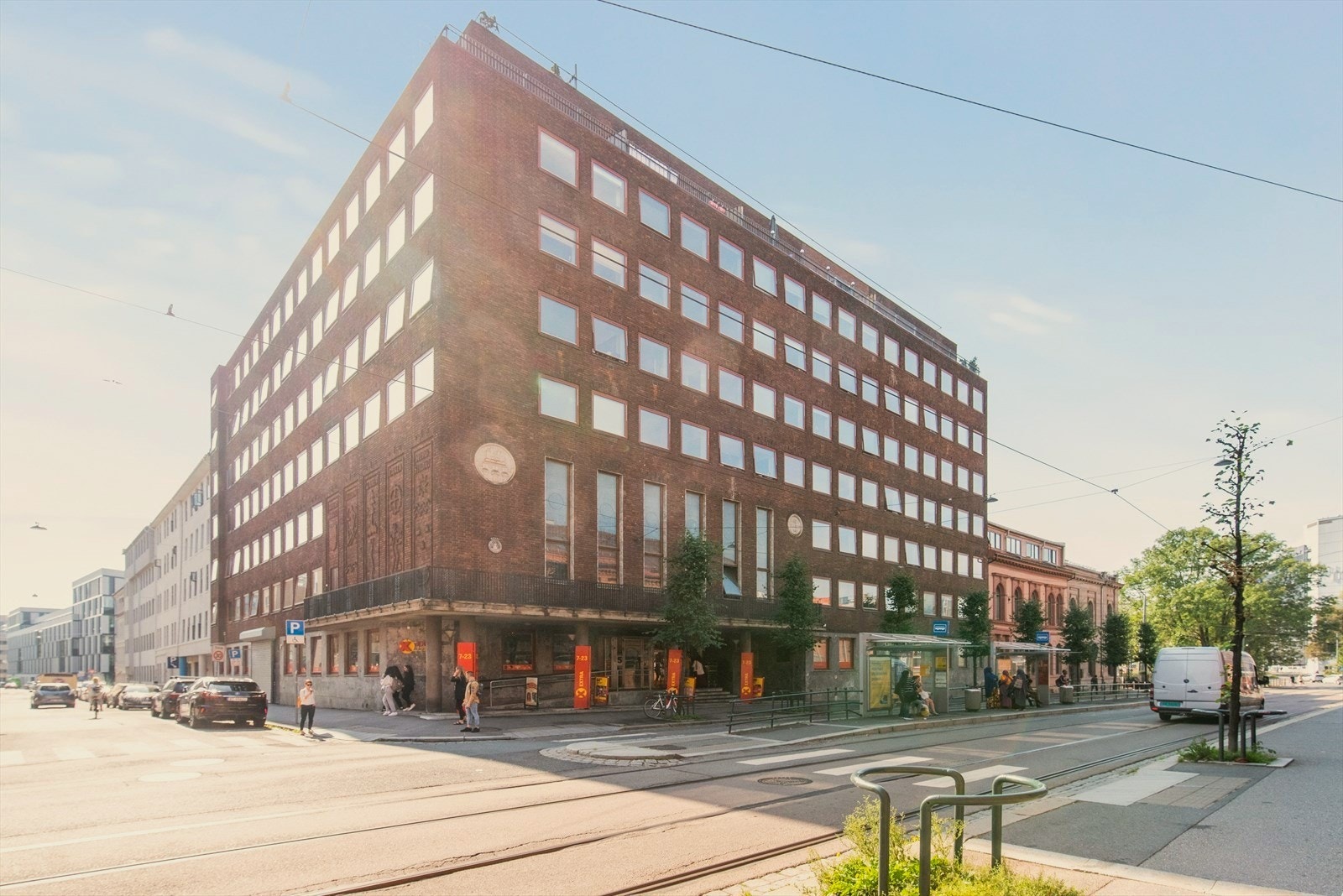 Godt tilbud av offentlig transport med både trikker (nr. 17, 11, 12 og 18) og busser (nr. 20, 30 og 31) rett i nærheten. Du finner en velutstyrt Coop Extra i byggets første etasje. Galleribilde