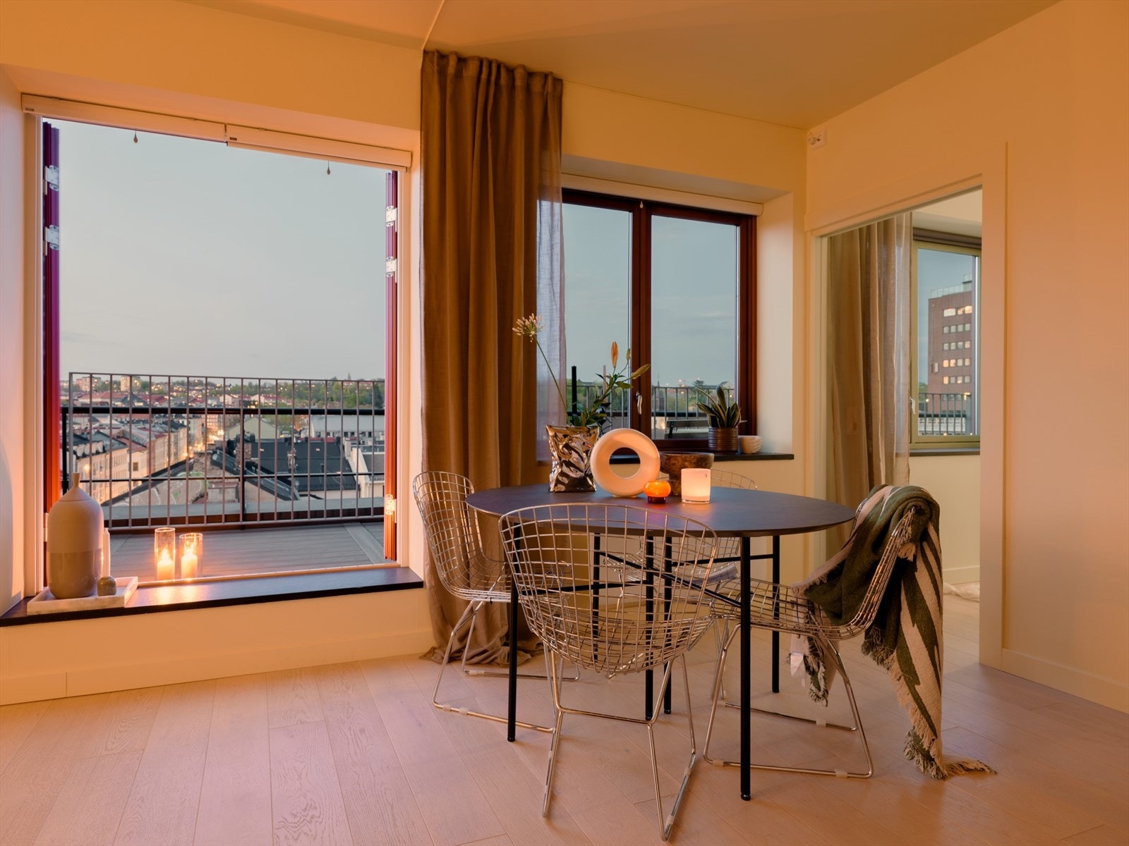 På kveldstid er stemningen lun og behagelig. Veggfargen endrer seg vakkert gjennom dagen og lyset. Galleribilde