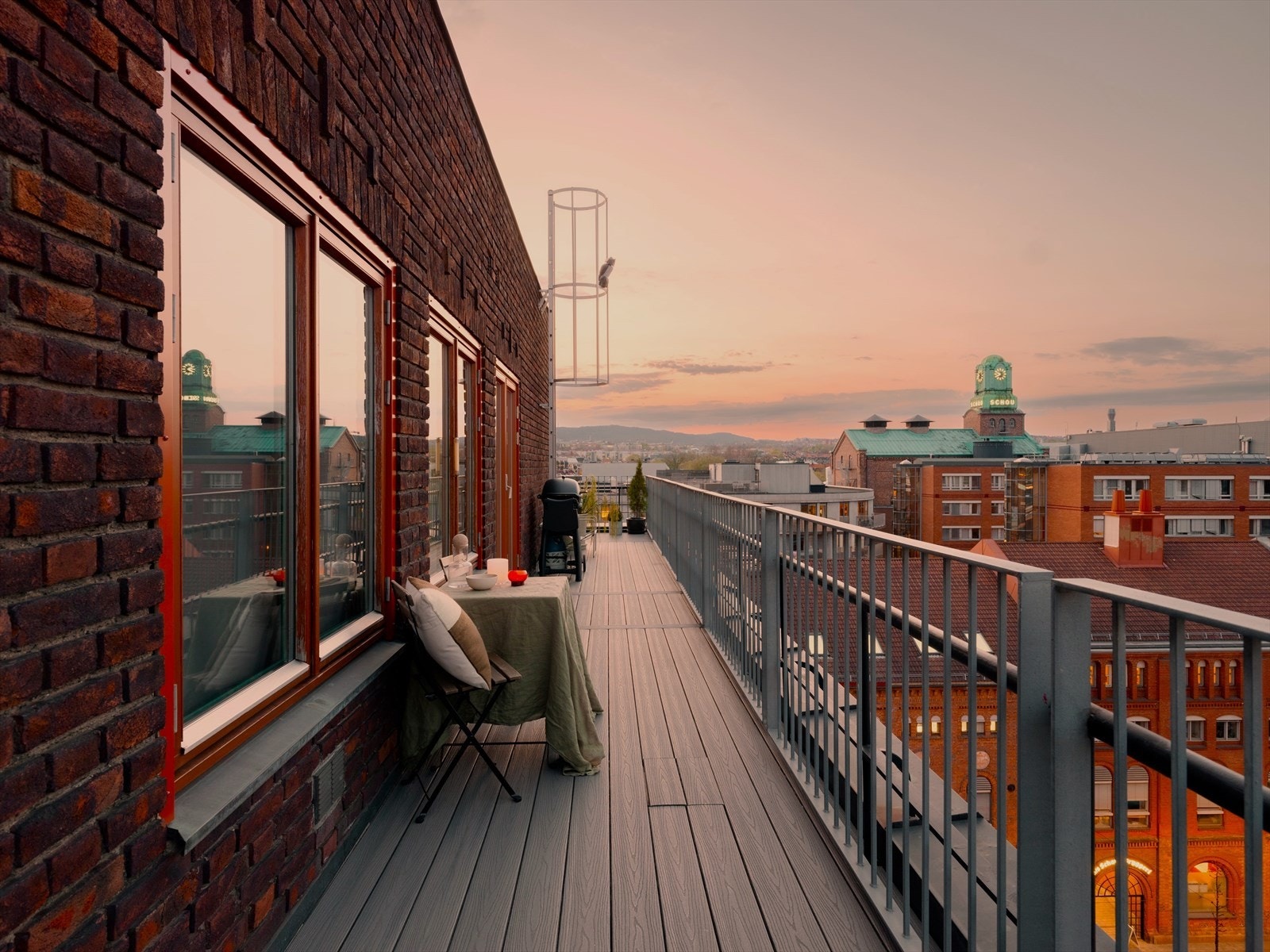 Den solrike takterrassen er skjermet og fin. Her bor du luftig og fritt i 8.etasje i bygg med heis, uten innsyn fra nysgjerrige naboer. Galleribilde