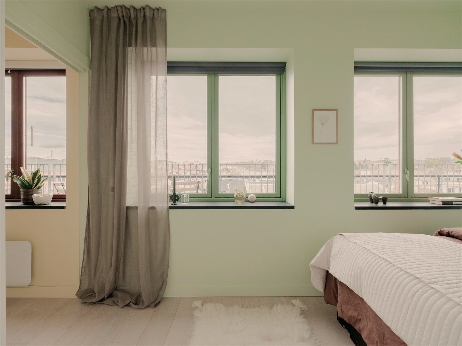 Alle rom har vidstrakt utsikt over byen. Galleribilde